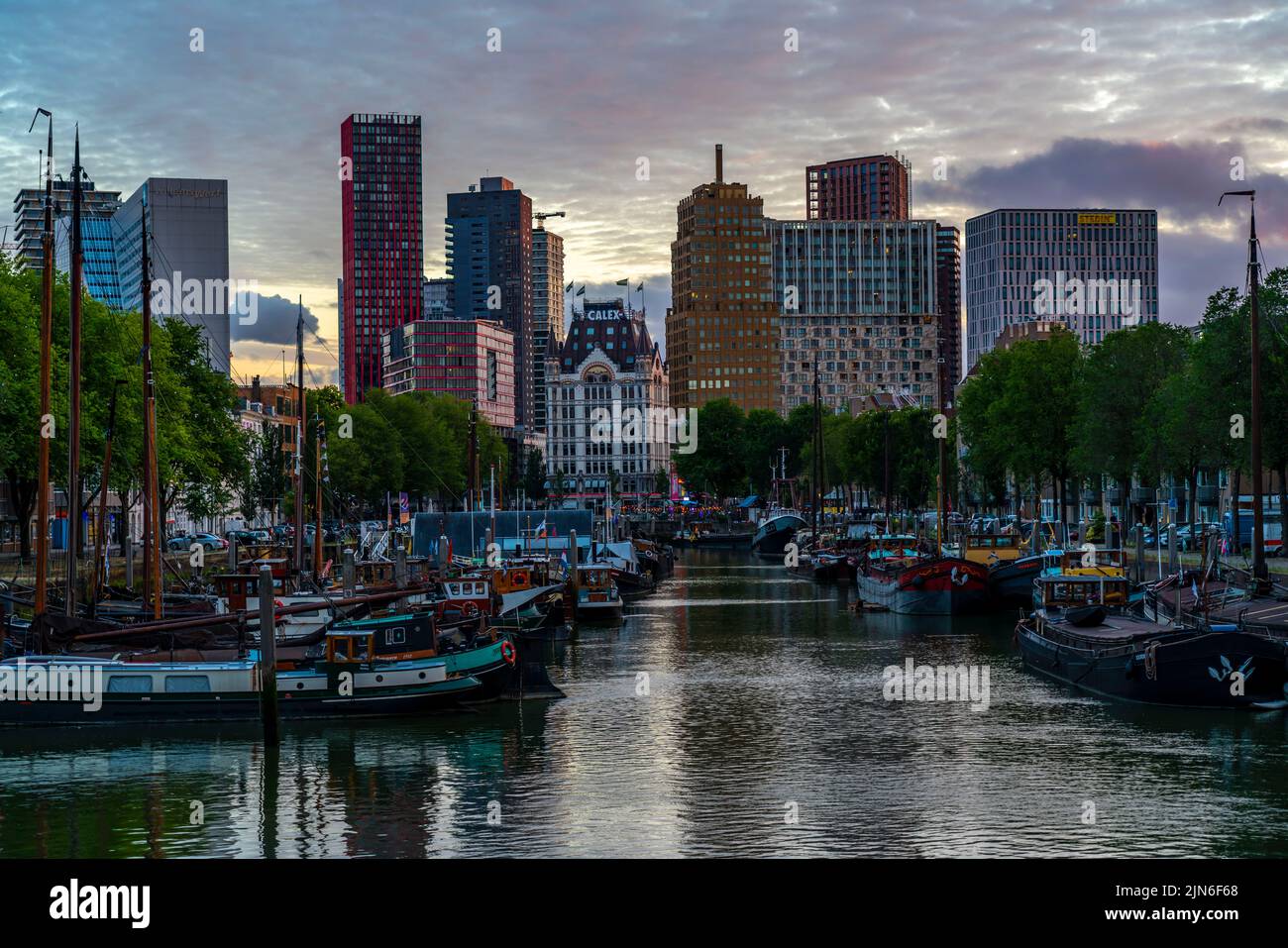 Rotterdam Stadtzentrum, Oudehaven, historischer Hafen, das Weiße Haus, historisches Bürogebäude, Historische Schiffe, moderne Stadtkulisse, Niederlande, Stockfoto