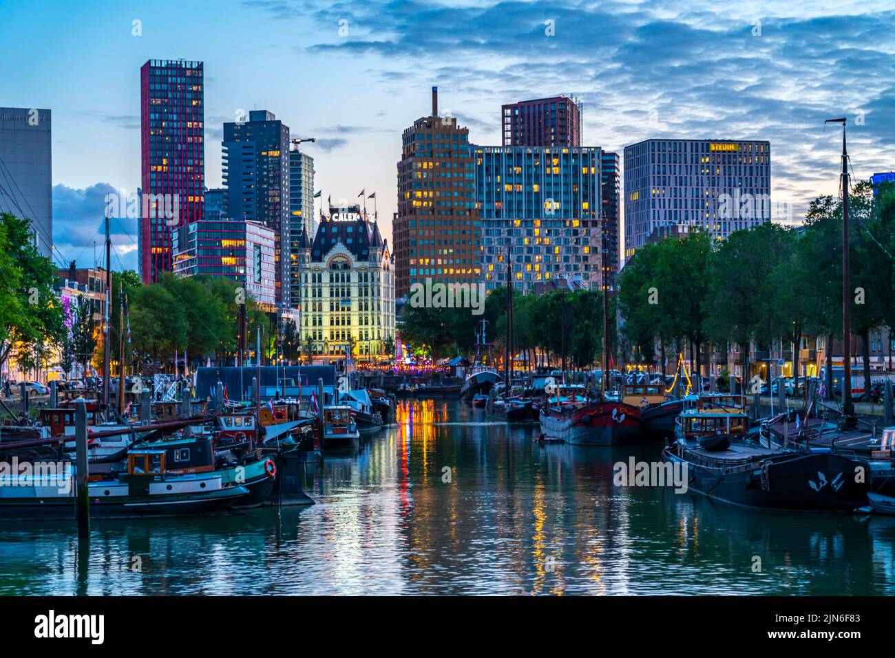 Rotterdam Stadtzentrum, Oudehaven, historischer Hafen, das Weiße Haus, historisches Bürogebäude, Historische Schiffe, moderne Stadtkulisse, Niederlande, Stockfoto