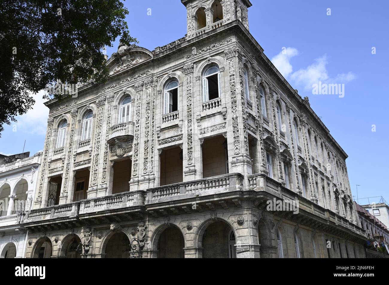 Szenische Außenansicht des Palacio de los Matrimonios im Neo-Renaissance-Stil, einem historischen Denkmal von Havanna in Kuba. Stockfoto