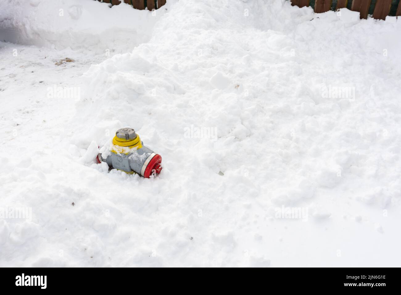Löschhydrant mit großer Schneemenge bedeckt. Stockfoto