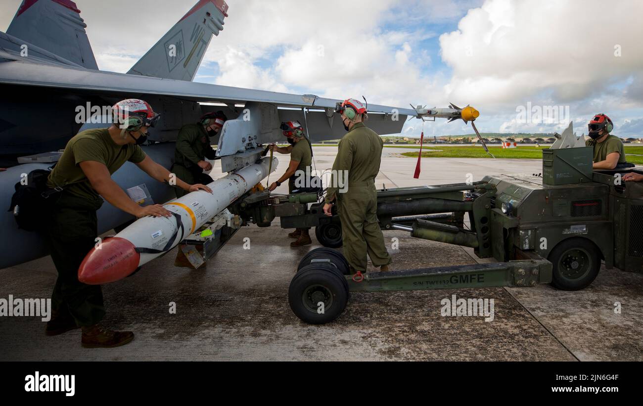 US-Marineinfanteristen mit Marine Fighter Attack Squadron (VMFA) 232 laden eine Hochgeschwindigkeits-Anti-Strahlungsrakete AGM-88 auf ein F/A-18C Hornet-Flugzeug auf der Andersen Air Force Base, Guam, 13. August 2021. VMFA-232 wird auf dem Luftwaffenstützpunkt Andersen, Guam, als Teil des Flugtrainingsverortungsprogramms eingesetzt, das darauf ausgelegt ist, die Einsatzbereitschaft zu erhöhen und gleichzeitig die Auswirkungen von Schulungsmaßnahmen zu reduzieren. (USA Marine Corps Foto von Lance CPL. Tyler Harmon) Stockfoto