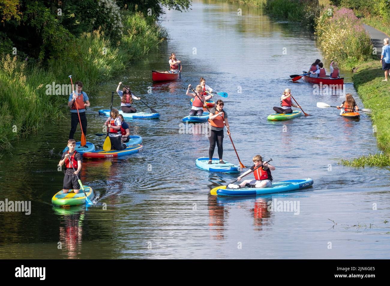 Paddelboarden auf dem Union Canal in Edinburgh Stockfoto