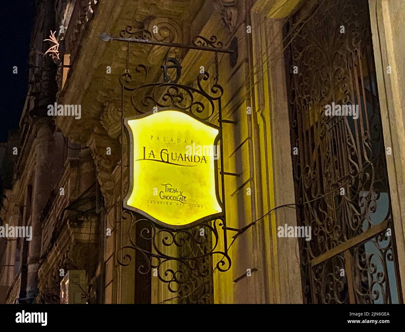 Malerische Außenansicht und Schilderansicht von 'La Mansión Camaguey', dem historischen, emblematischen Paladar La Guarida in der Concordia-Straße in Havanna, Kuba. Stockfoto