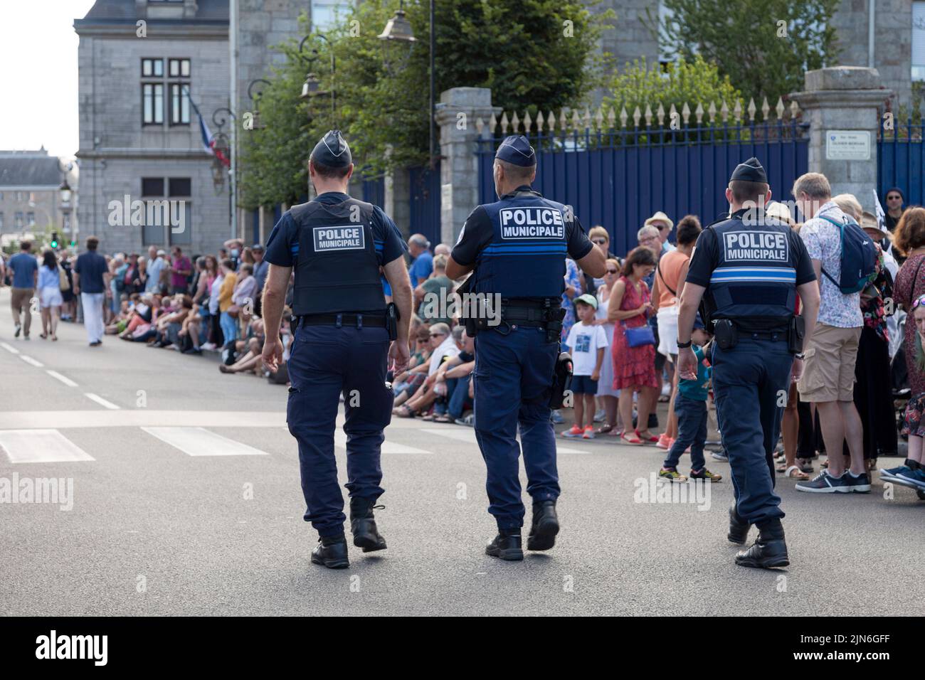 Quimper, Frankreich - 24 2022. Juli: Beamte der Polizei municipale patrouillieren während des Cornouaille-Festivals. Stockfoto