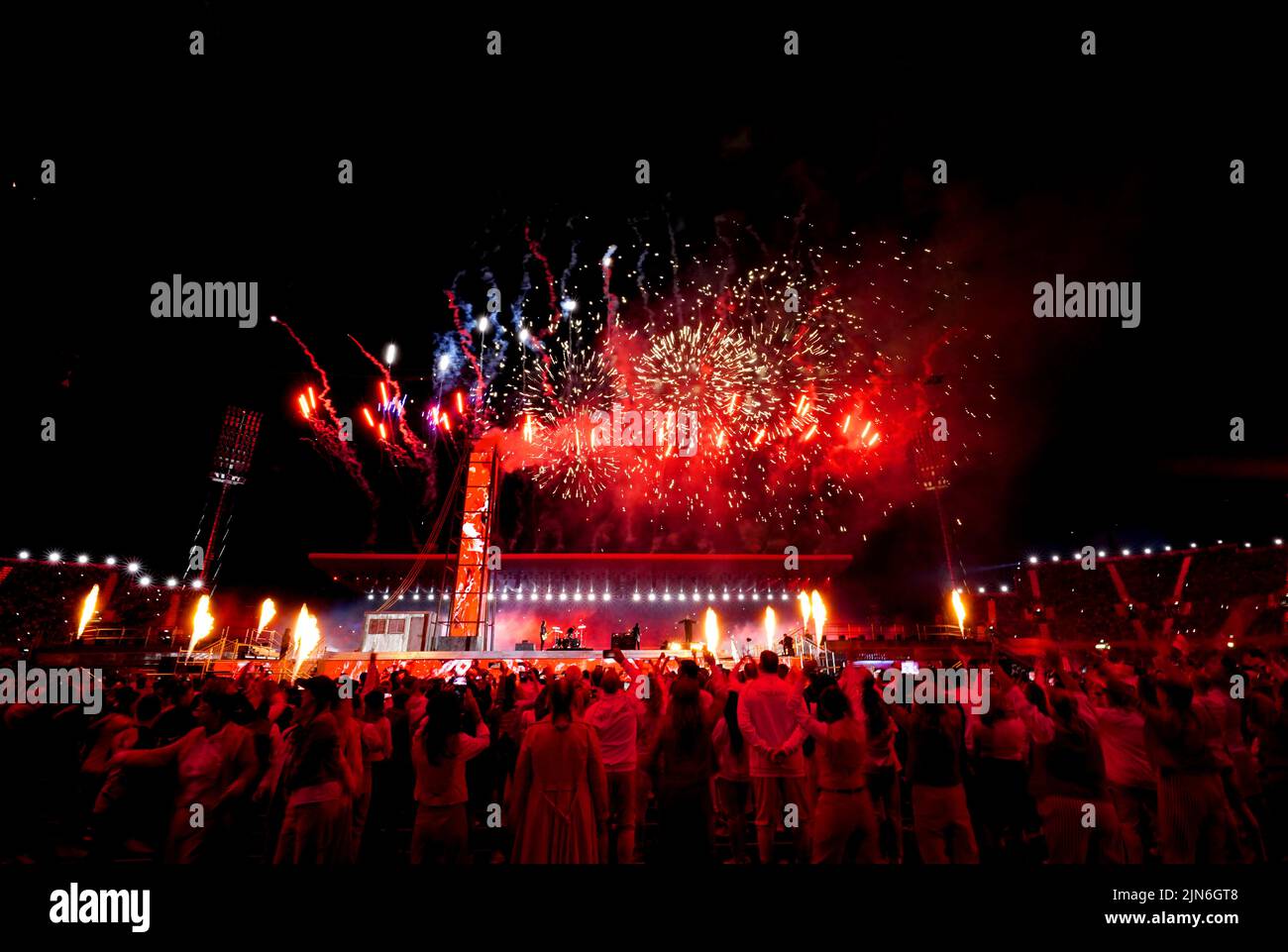 Das Feuerwerk geht los, während Ozzy Osbourne während der Abschlussfeier der Commonwealth Games 2022 im Alexander Stadium in Birmingham auf der Bühne auftritt. Bilddatum: Montag, 8. August 2022. Stockfoto