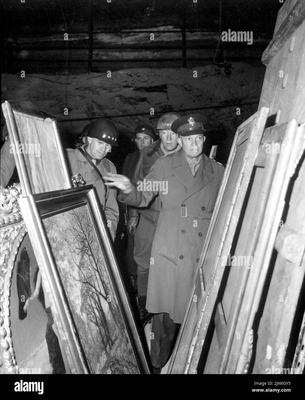 DEUTSCHLAND - 12. April 1945 - US-Armeegeneral Dwight D Eisenhower, Oberster alliierter Kommandant, begleitet von Gen Omar N Bradley und LT Gen George S Patton Stockfoto
