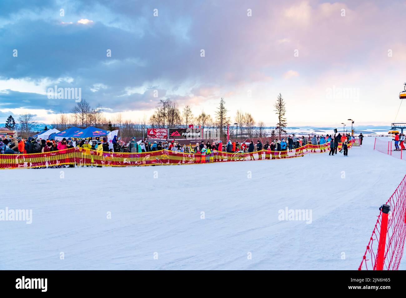 Tatranska Lomnica, Slowakei - 4,2.2022: Der Ski- und Snowboardwettbewerb "Zjazd Nadoraz" in der Hohen Tatra, Slowakei - Stadt Tatranska Lomnica. Wi Stockfoto