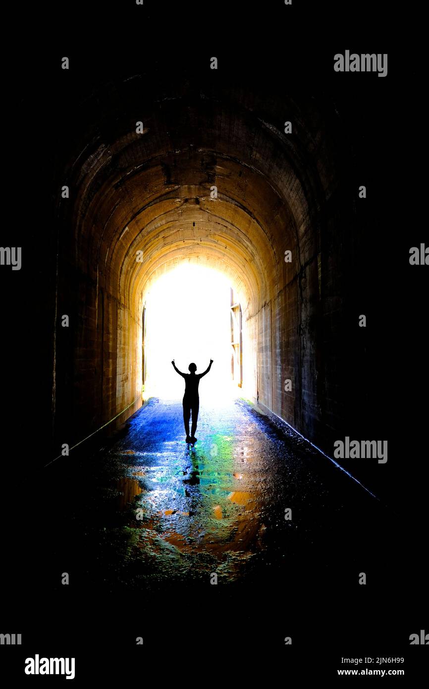 Einzelne Person am Ende des Tunnels für Erfolg und Triumph am Ende der Reise Stockfoto