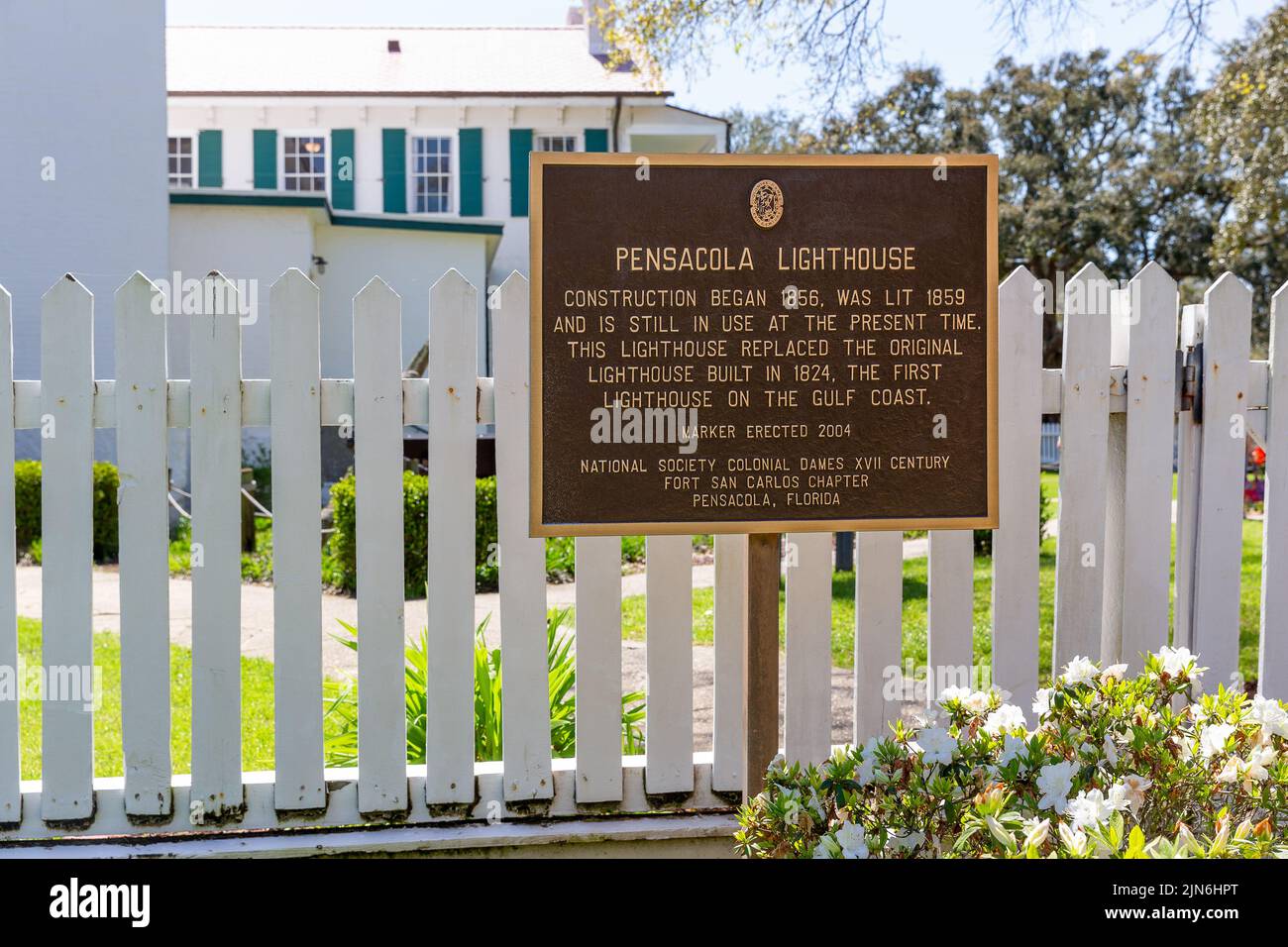 Pensacola, FL - 26. März 2022: Gedenktafel für den historischen Pensacola Leuchtturm. Das Hotel liegt am Golf von Mexiko an der Pensacola Air Station, der Lightth Stockfoto