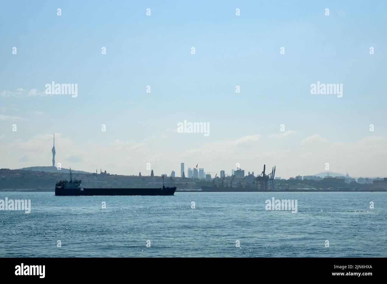 Istanbul, Bosporus, Türkei: Schiffsverkehr auf dem Bosporus in Istanbul mit modernen Wolkenkratzern im Hintergrund Stockfoto