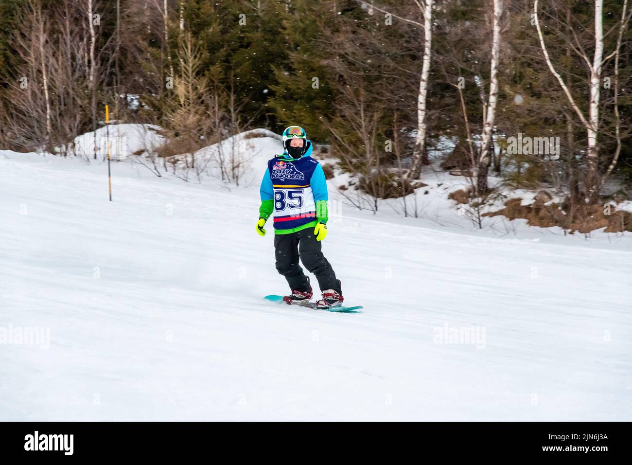 Tatranska Lomnica, Slowakei - 4,2.2022: Der Ski- und Snowboardwettbewerb "Zjazd Nadoraz" in der Hohen Tatra, Slowakei - Stadt Tatranska Lomnica. Wi Stockfoto