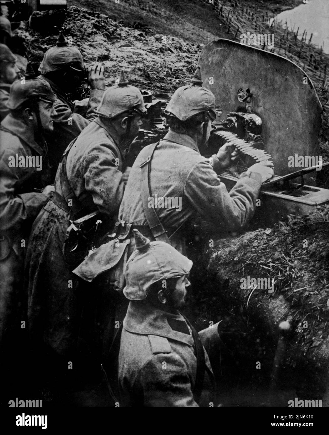 OSTFRONT, DEUTSCHLAND - um 1914 - Deutsche Infanteriesoldaten in einem Graben an der Ostfront mit einem Spandauer Maschinengewehr während des Ersten Weltkrieges -- Pictu Stockfoto