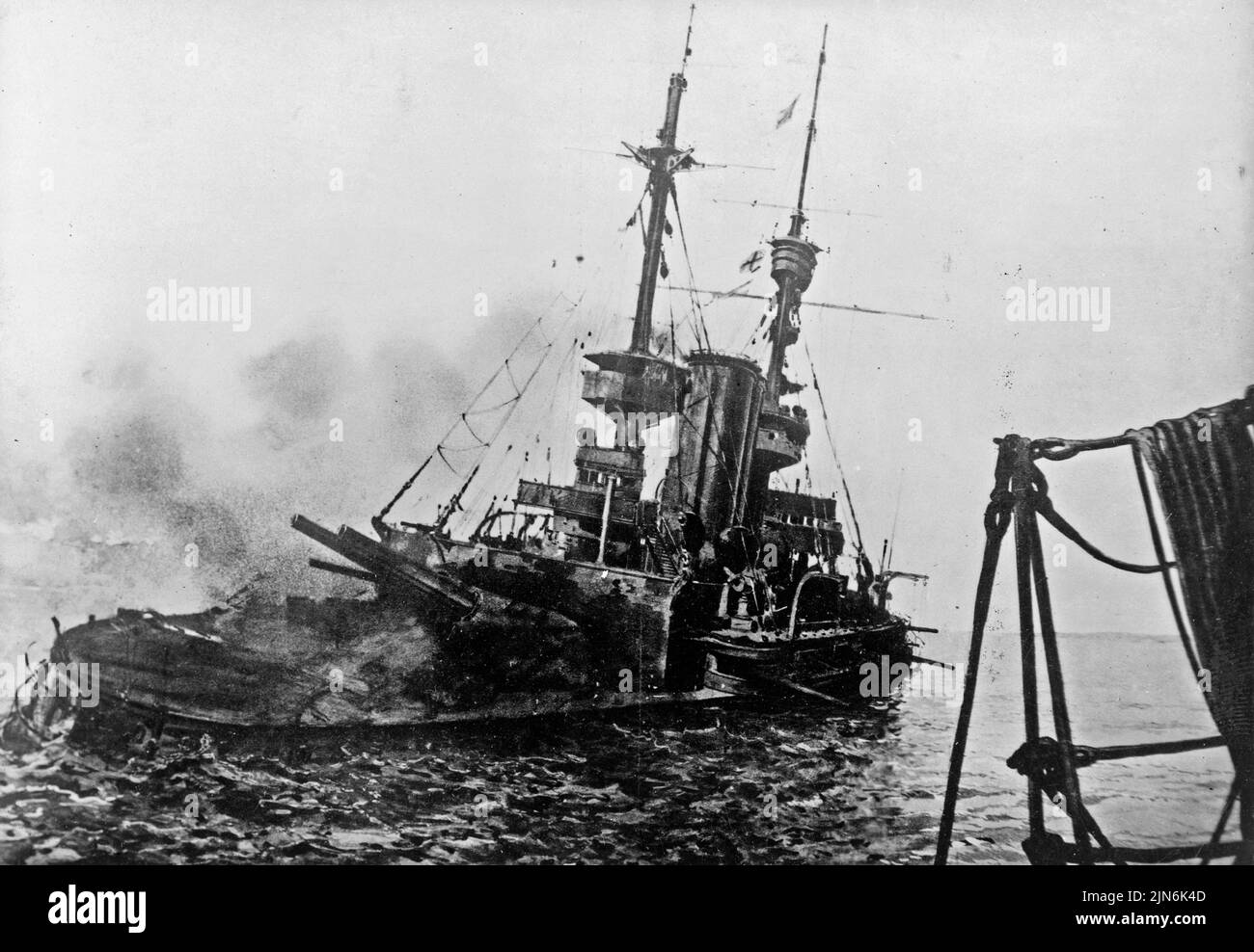 VOR DEN DARDANELLEN, TÜRKEI - 18. März 1915 -- HMS Irresistible sinkt während des Ersten Weltkriegs und dient nach dem Treffer als Teil des britischen Dardanelles Squadron Stockfoto