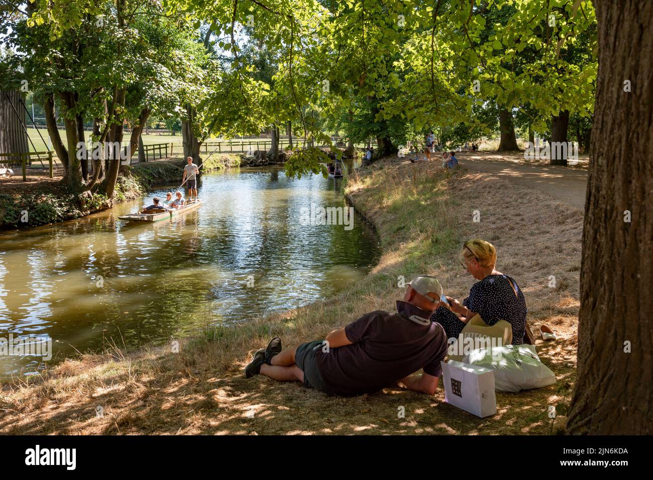 Oxford, Großbritannien, August 9. 2022. Menschen, die auf dem Cherwell River in Oxford plagen, passieren die normalerweise üppigen Flussufer, die nach dem langen trockenen Wetter strohgelb werden. Kredit: Martin Anderson/Alamy Live Nachrichten Stockfoto