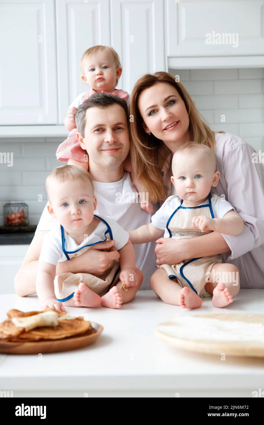 Glückliche Familie mit drei Kindern, Drillinge Stockfoto