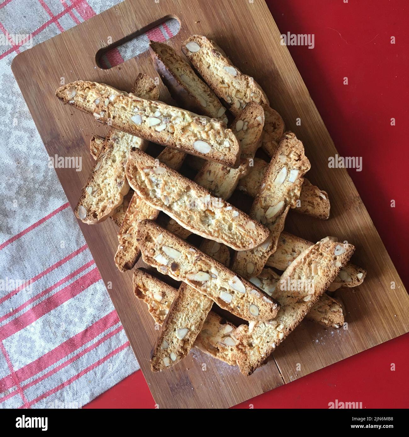 Cantucci mit Mandeln auf dem Holzschneidebrett Stockfoto