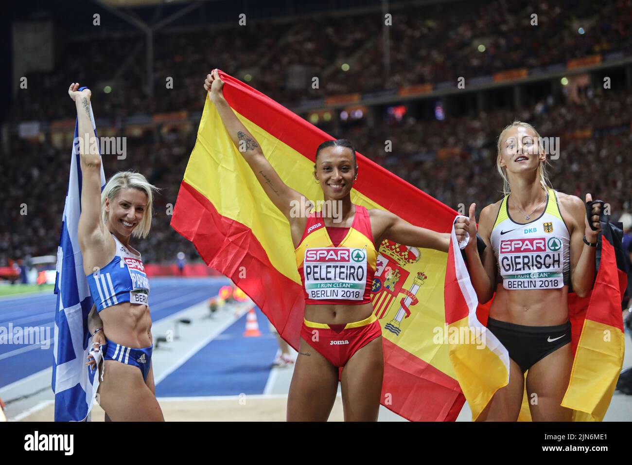Ana Peleteiro, Paraskevi Papachristou und Kristin Gierisch mit der