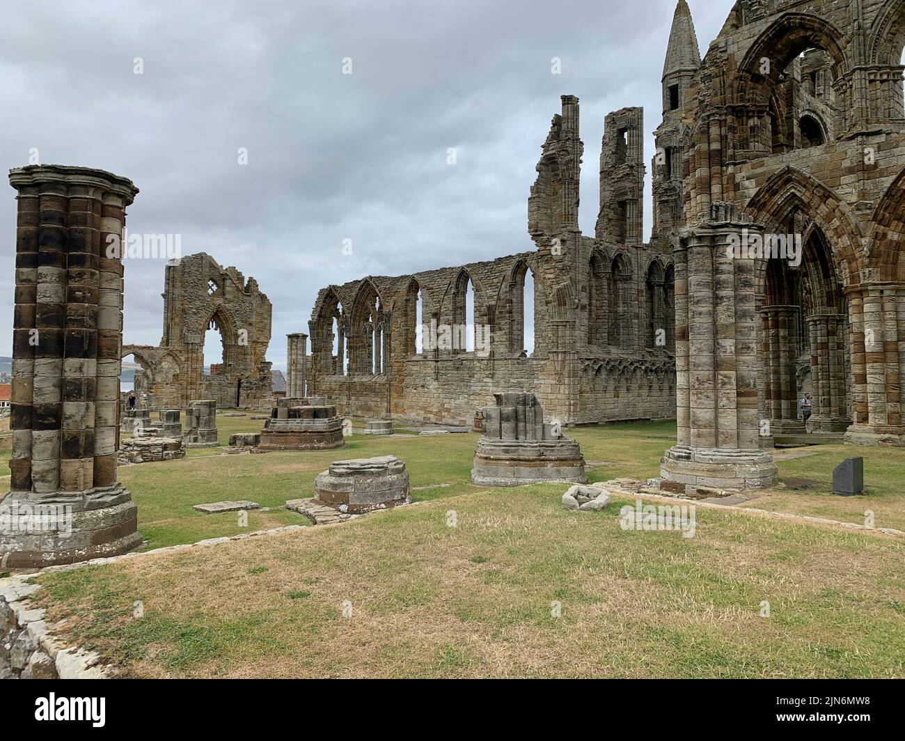 Vor der Abtei von Whitby mit Säulen-Fragmenten Stockfoto