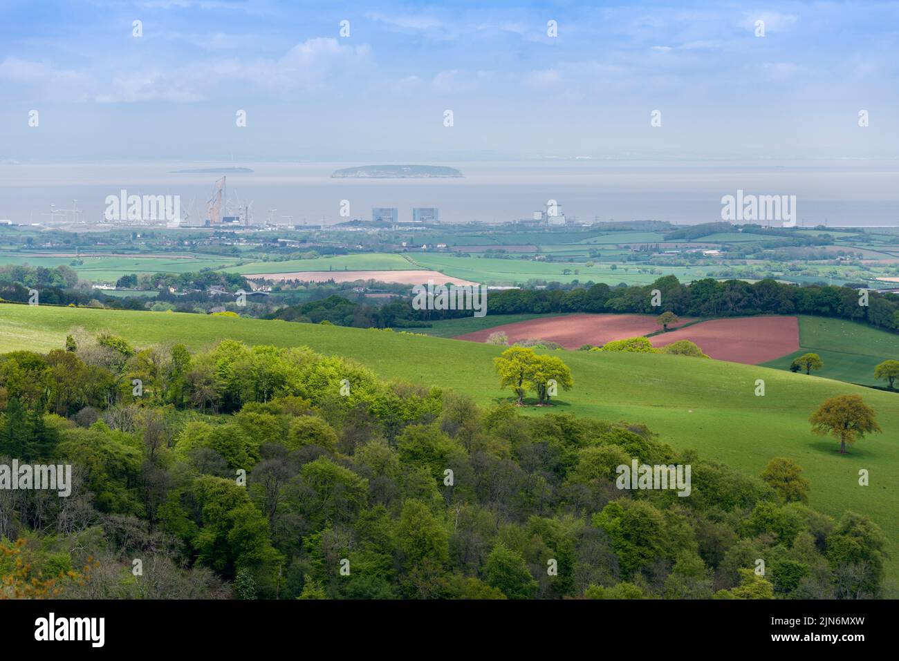 Die Hinckley Point Kraftwerke, einschließlich der Baustelle für Hinkley C, von Cothelstone Hill in den Quantock Hills mit den Inseln Flat Holm und Steep Holm im Bristol Channel Beyond, Somerset, England. Stockfoto