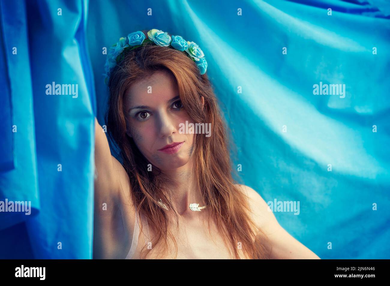 Mermaid Make-up mit einem blauen, marineblauen Hintergrund Stockfoto