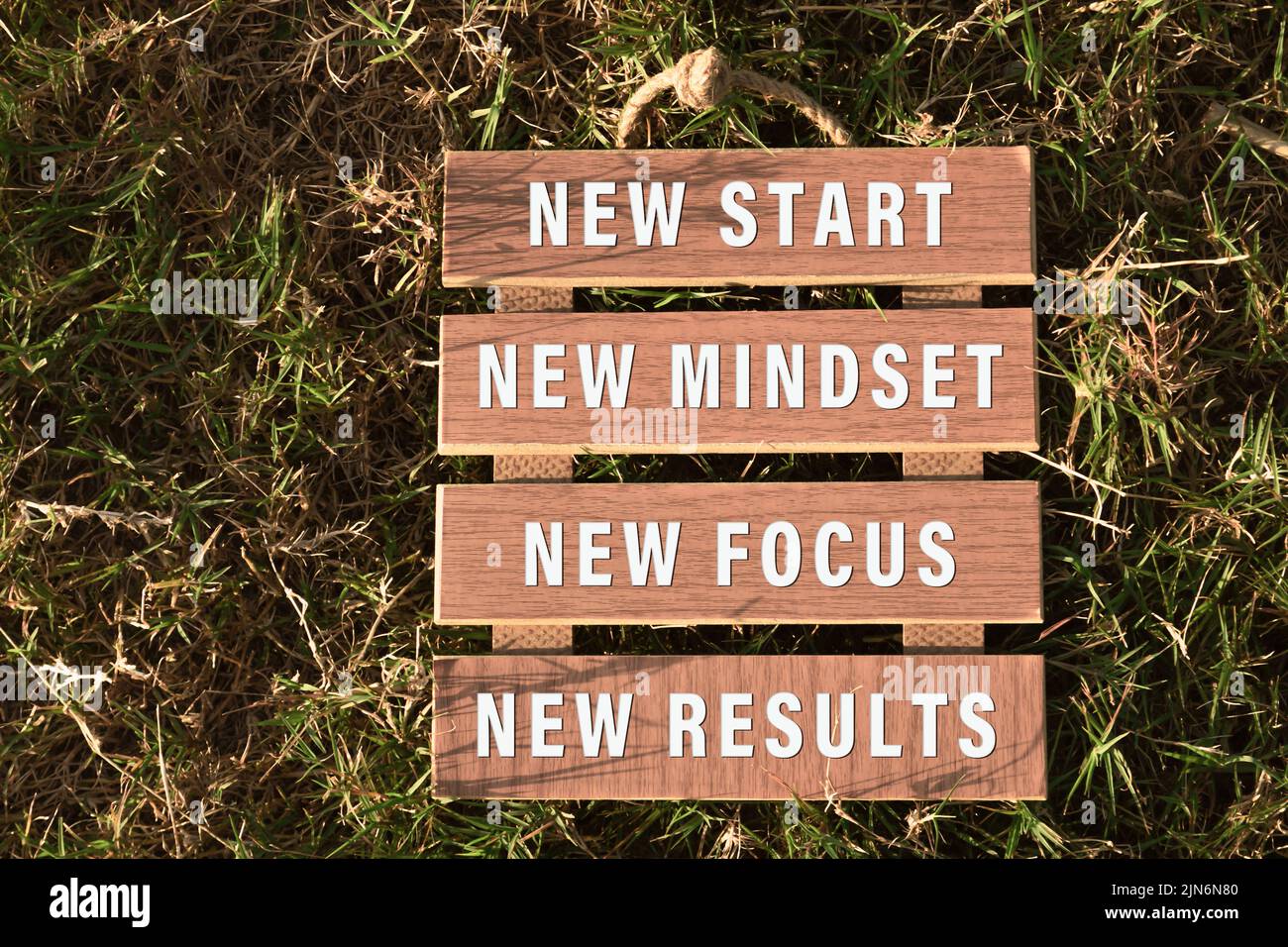 Motivierendes und inspirierendes Zitat auf Holzrahmen - Neuer Start, neue Denkweise, neuer Fokus, neue Ergebnisse. Stockfoto
