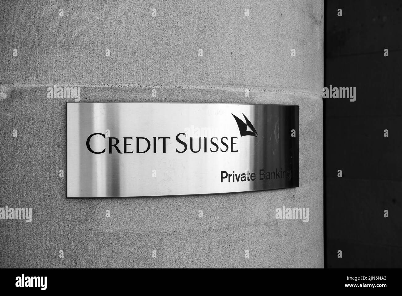 Eine Nahaufnahme des Private Banking-Schildes der Credit Suisse auf einer grauen Tafel an der Wand Stockfoto