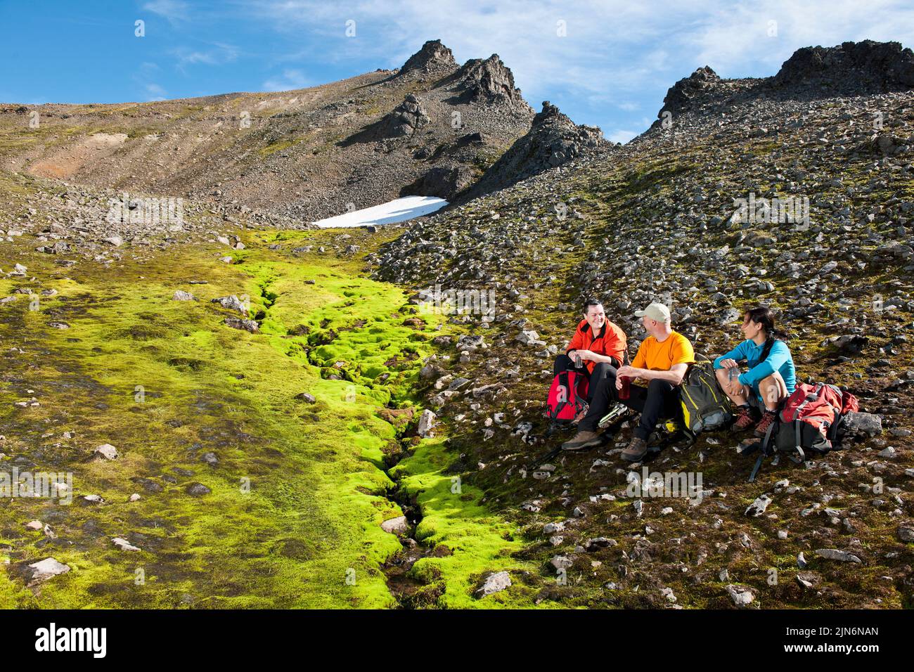 Eine Pause beim Wandern in den östlichen Fjorden Islands Stockfoto