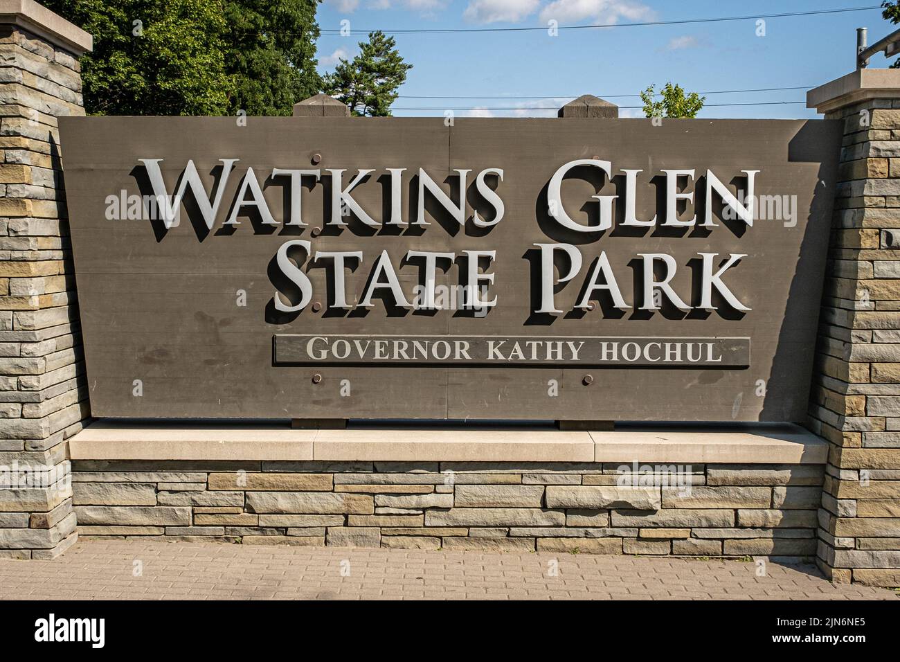 Metall- und Steinschild am Eingang zum Watkins Glen State Park in Watkins Glen, New York, USA Stockfoto