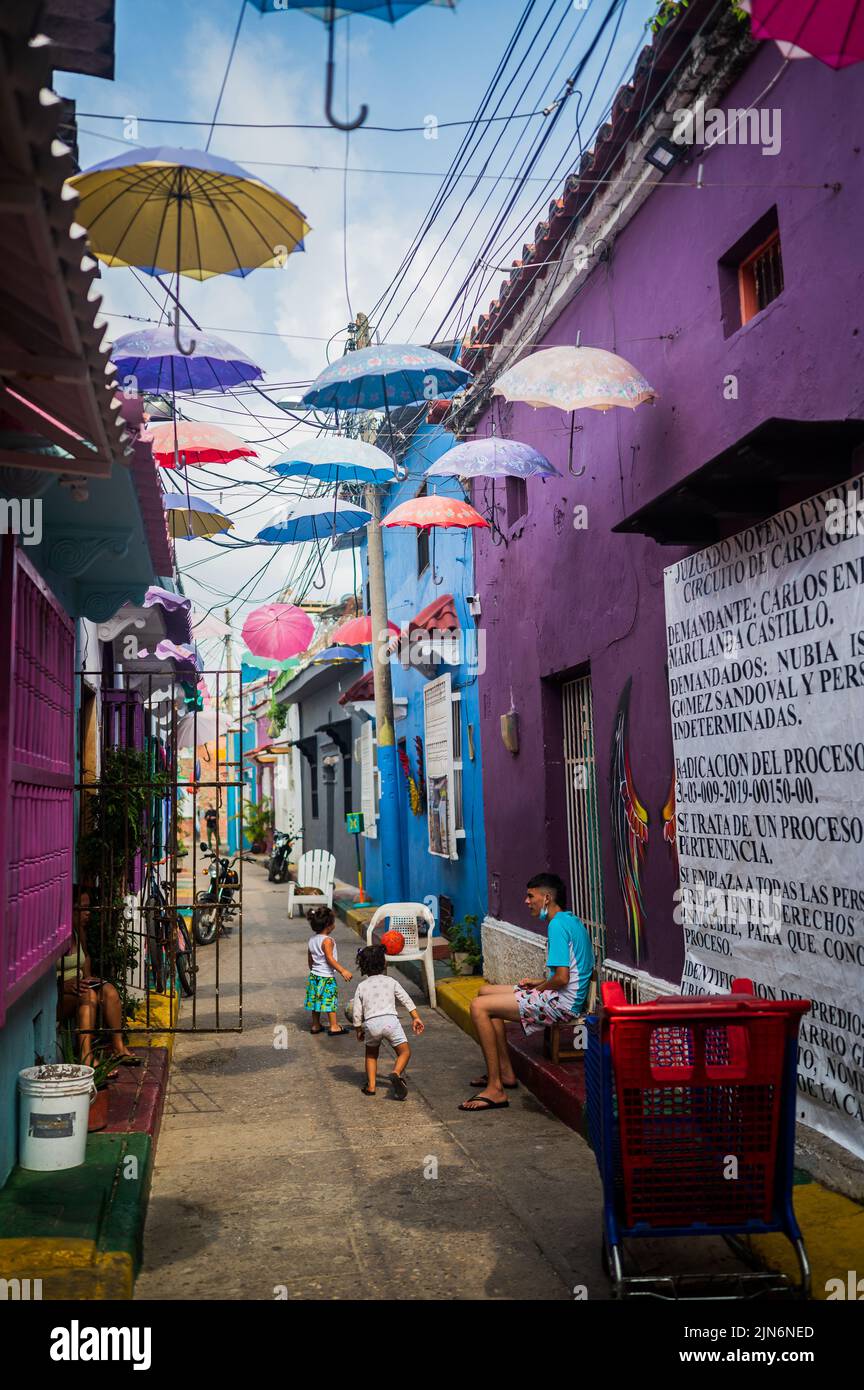 Beliebte umbrella-überdachte Straße im coolen Viertel Getsemani, Cartagena de Indias, Kolumbien Stockfoto