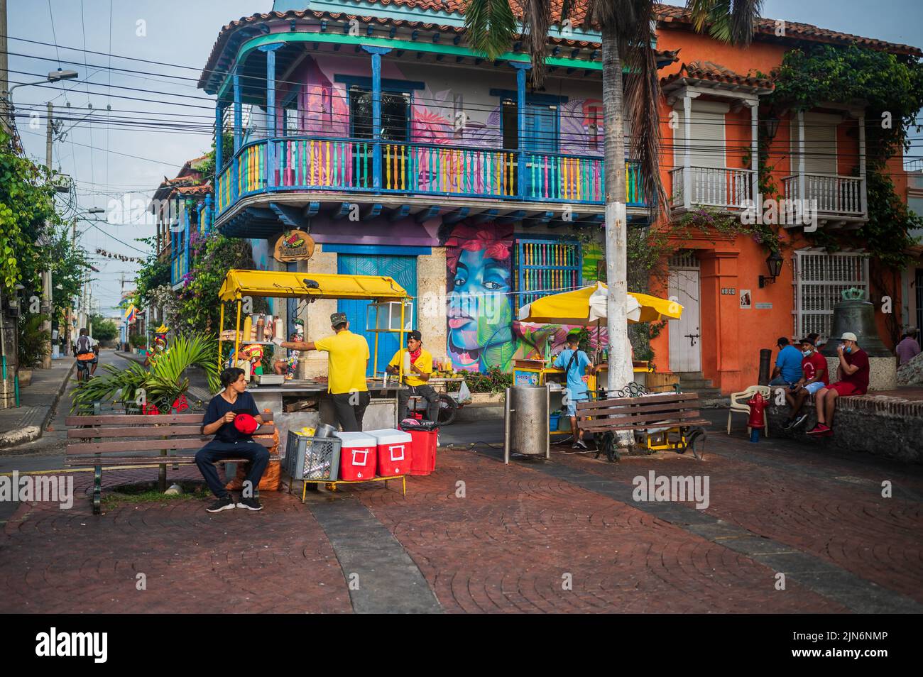 Die berühmte Plaza de la Trinidad (Trinidad Square) in Getsemani, Cartagena de Indias, Kolumbien Stockfoto