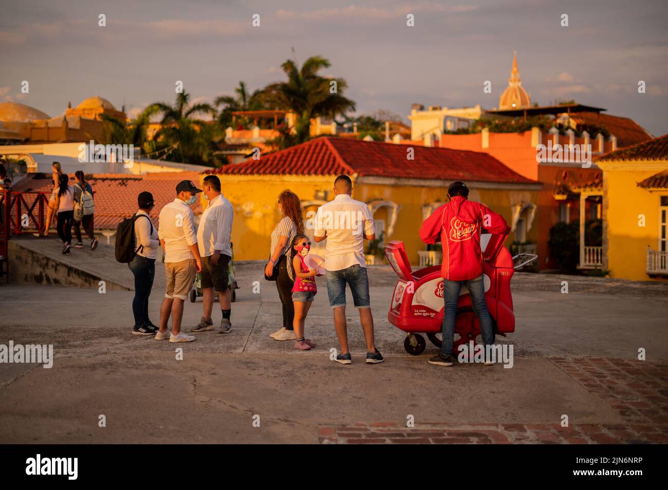 Besucher genießen den Sonnenuntergang von oben auf den Mauern der Altstadt von Cartagena, Kolumbien Stockfoto