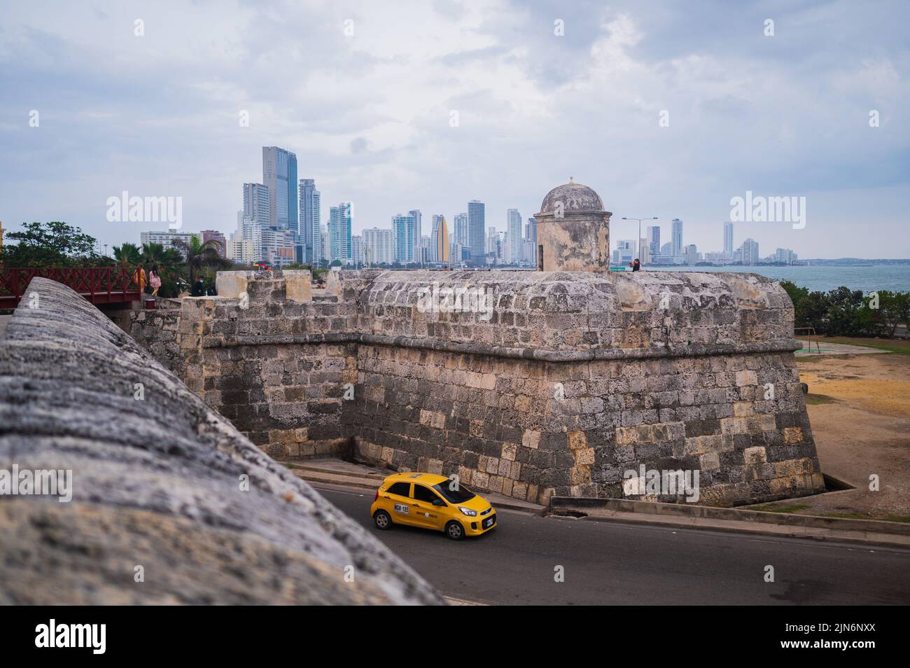 Blick auf die Skyline von Bocagrande von den alten Stadtmauern von Cartagena de Indias, Kolumbien Stockfoto