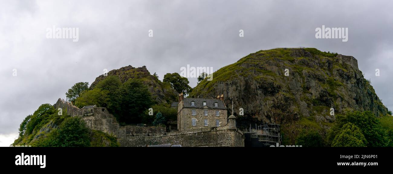 Dumbarton, Großbritannien - 4. Juli 2022: Panoramablick auf Dumbarton Castle und Dumbarton Rock am Clyde River Stockfoto