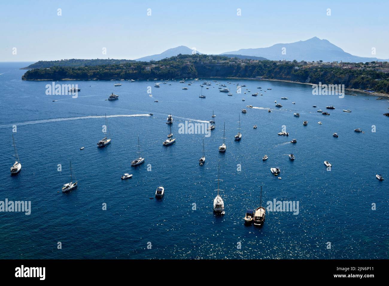Boote auf dem Meer in der Nähe der Insel Procida Stockfoto