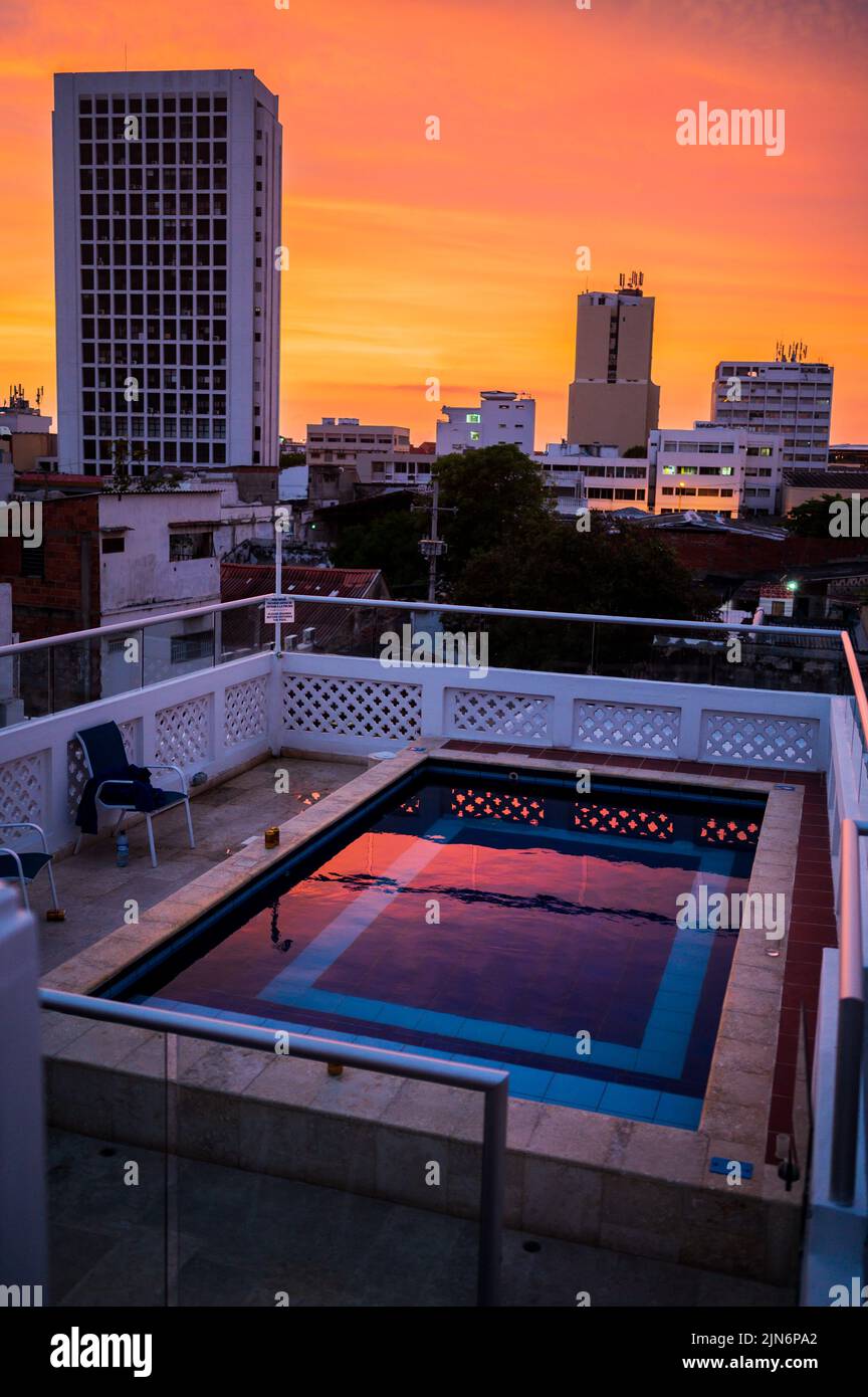 Blick auf den Sonnenuntergang von der Terrasse des Hotels Casa Villa Colonial in Getsemani, Cartagena, Kolumbien Stockfoto