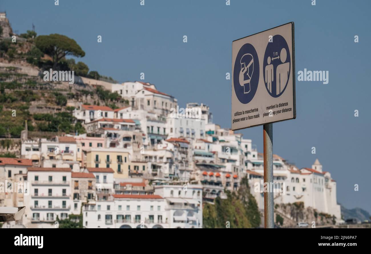 Covid Informationen Warnschilder am Positano Dorf Strand vor Italien zeigen Strand und Wasser im Hintergrund.Soziale Distanzierung und Masken. Stockfoto