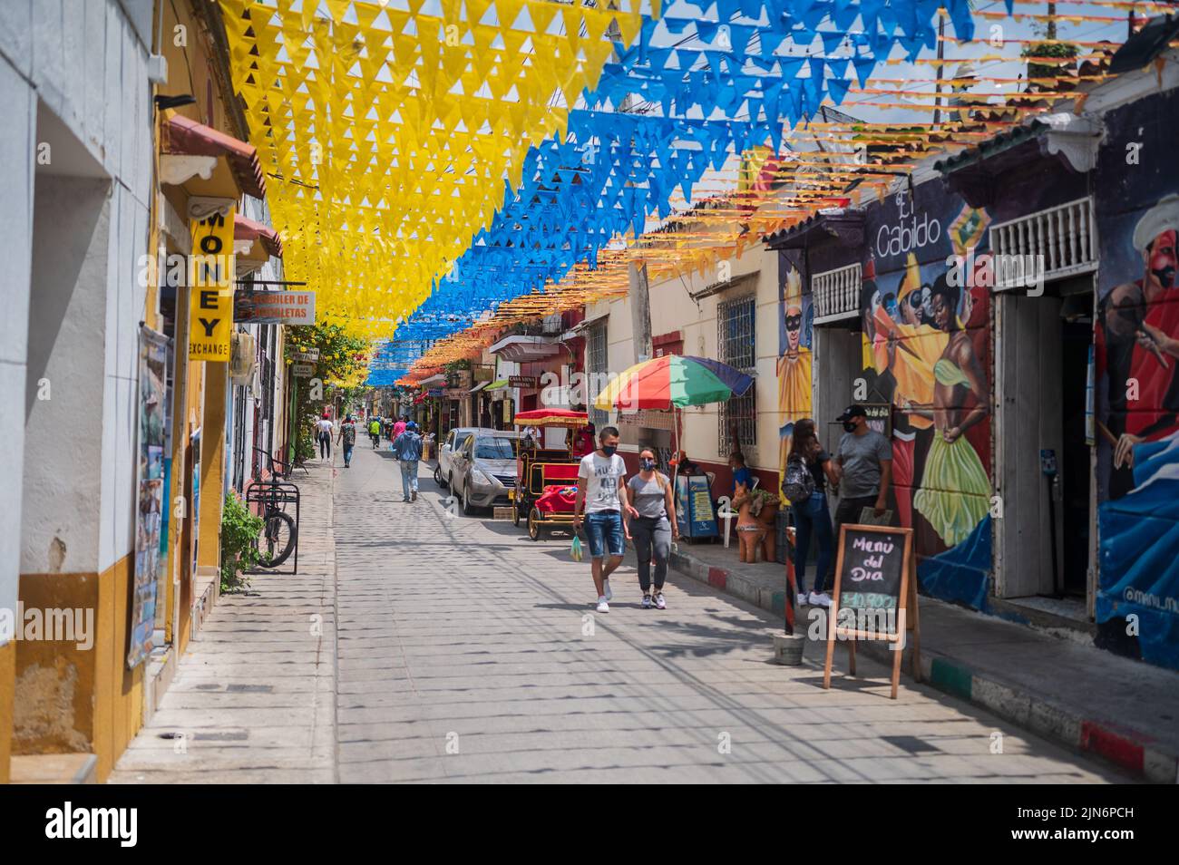 Die Straßen des coolen Viertels Getsemani sind mit farbigen Flaggen geschmückt, Cartagena de Indias, Kolumbien Stockfoto