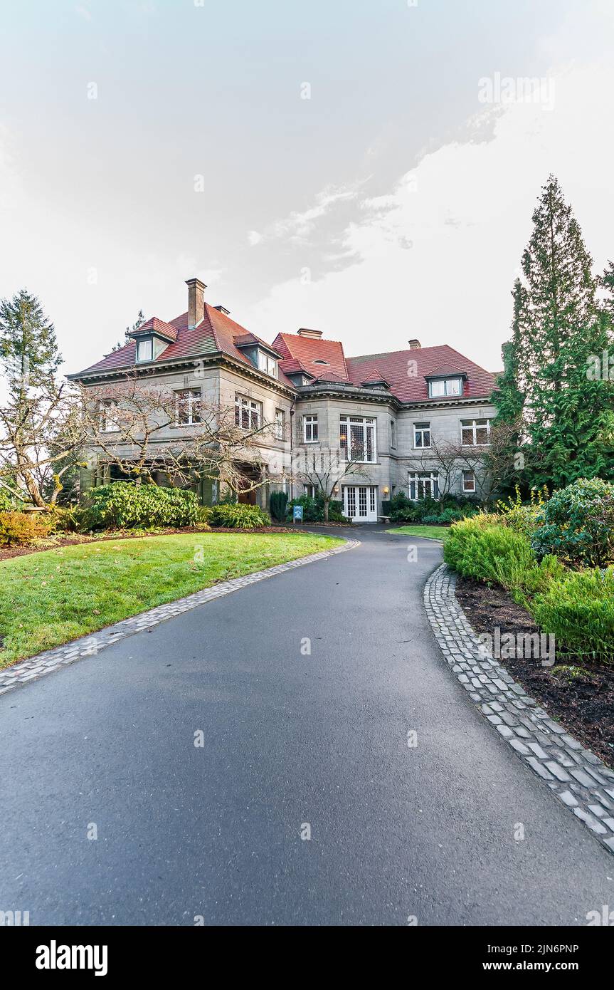 Die Auffahrt zum Eingang des Pittock Mansion in Portland, Oregon. Stockfoto