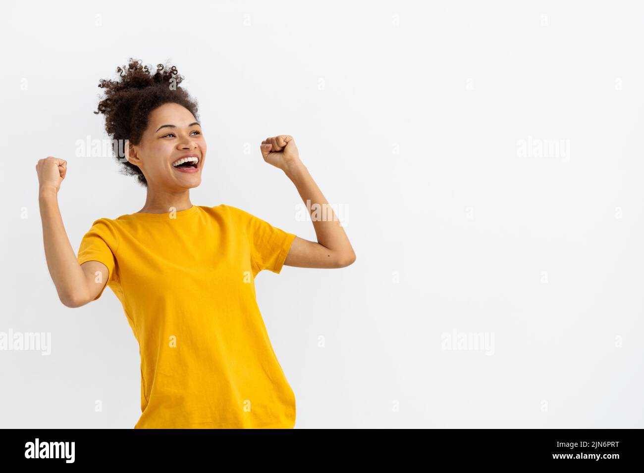 Porträt der aufgeregt junge Frau haben gute Laune Fühlen Sie sich glücklich aufgeregt Emotion auf einem weißen Hintergrund Stockfoto