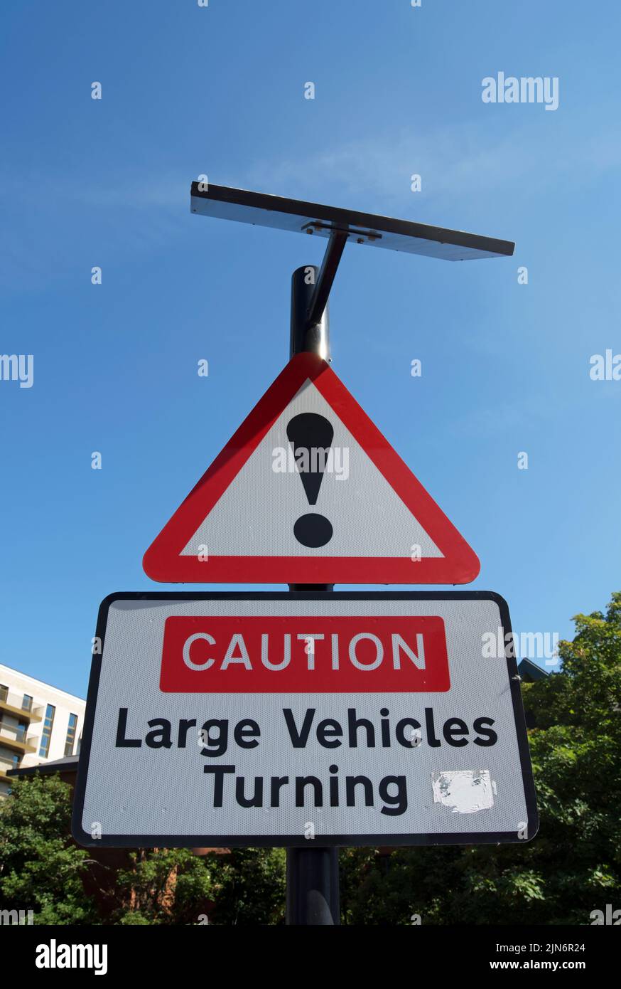 britische Straßenschilder, ein Ausrufezeichen und eine Warnung vor großen Wendefahrzeugen in brentford, london, england Stockfoto