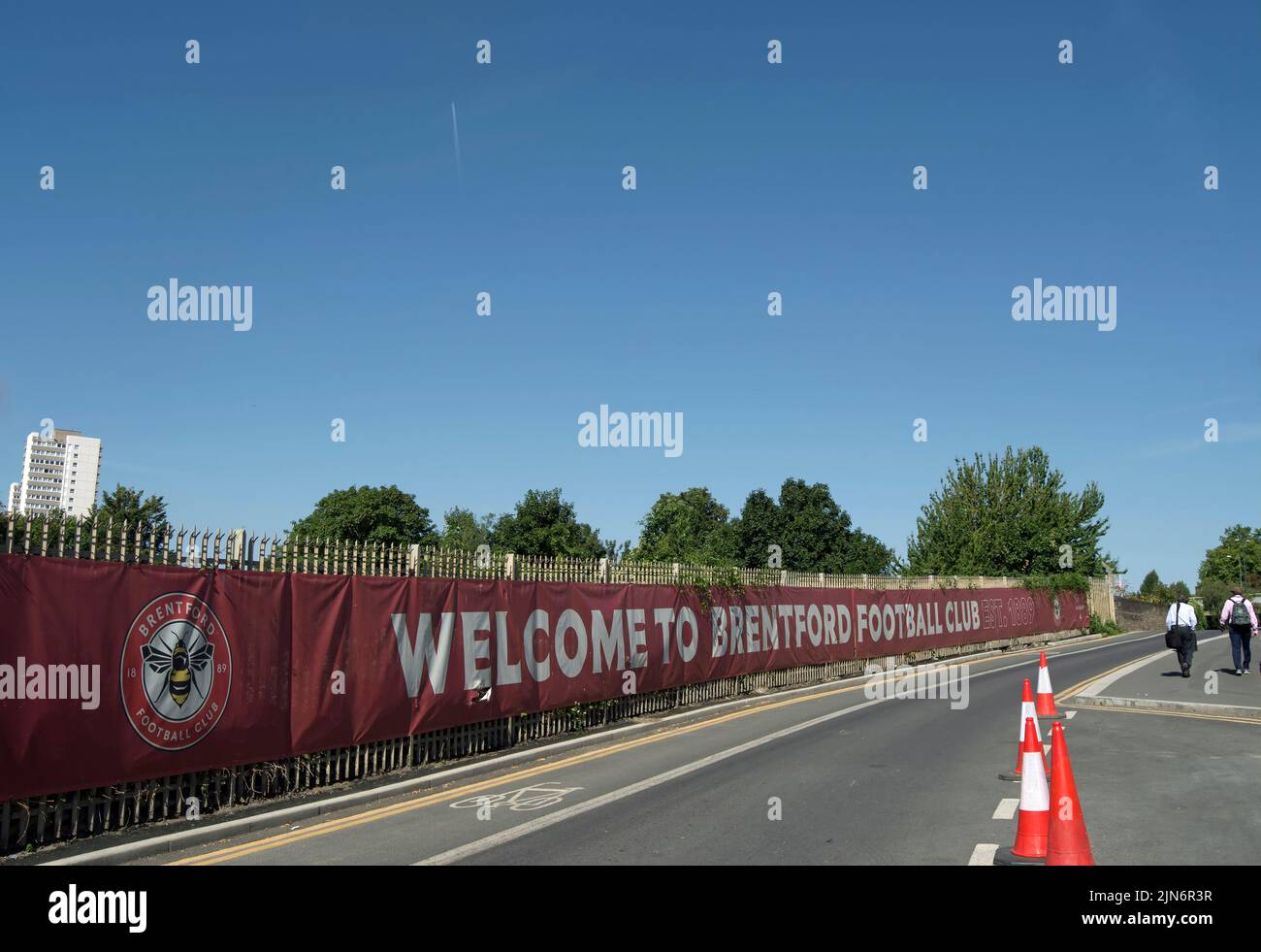 Willkommen beim banner des fußballvereins brentford vor dem Vereinsgelände, das derzeit als gtech-Community-Stadion im Westen londons, england, bezeichnet wird Stockfoto