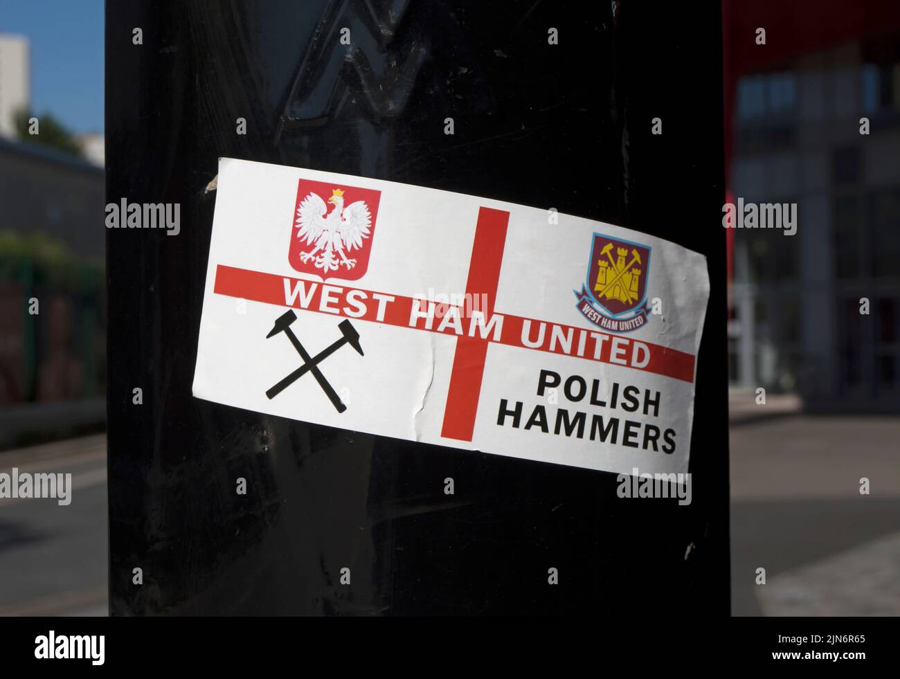 Aufkleber auf einem Posting außerhalb des gtech-Gemeindestadions, Heimat des fc brentford, der polnische Fans von West HAM united in brentford, london, england, anprangern soll Stockfoto