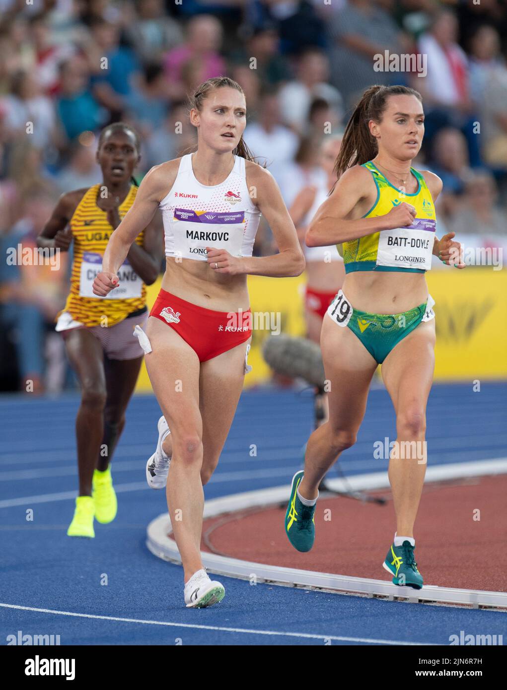 Amy-Eloise Markovc aus England und Isobel Batt-Doyle aus Australien treten im Finale der Frauen 5000m bei den Commonwealth Games im Alexander Stadium an, Stockfoto