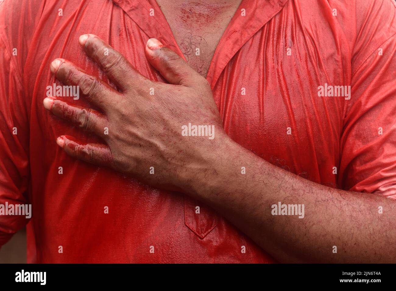 Kalkutta, Westbengalen, Indien. 9. August 2022. 09. August 2022, Kalkutta, Indien: Muslime nehmen am zehnten Tag der Moharram-Trauerpraktiken Teil.Dieses Ritual wird als "Matam" oder Zanjeer Zani Matam bezeichnet. Matam ist eine Selbstgeißelung, bei der schiitische Muslime auf Rücken, Brust und Kopf Wunden zufügen, als Zeichen der Trauer um den Enkel des Heiligen Propheten Imam Hussain, der in der Schlacht von Karbala zusammen mit seiner Familie unter brutalen Umständen gemartert wurde. Am 9. August 2022 in Kalkutta, Indien. Kredit: ZUMA Press, Inc./Alamy Live Nachrichten Stockfoto