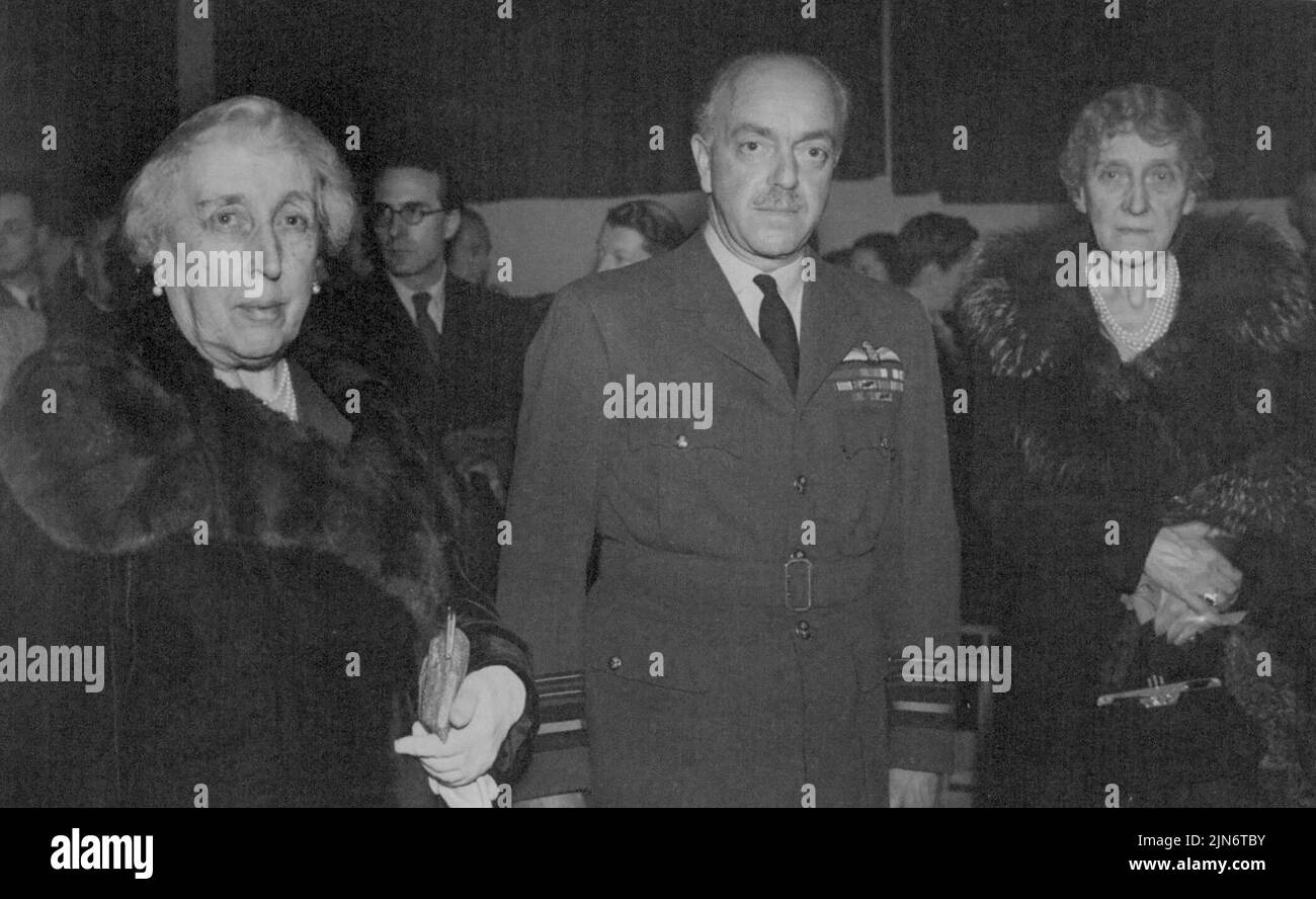 Princess AT R.A.F. Konzert -- Prinzessin Helena Victoria und Prinzessin Marie Louise mit Air Marshal Sir A.S. Barrett, A.O.C. -In-C. Army Co-Operation R.A.F. Befehl, beim Konzert. Prinzessin Helen Victoria und Prinzessin Marie Louise nahmen an einem Konzert im R.A.F. Teil Die Kommandozentrale der Zusammenarbeit in den Heimatkreisen. 28. Dezember 1942. (Foto: Fotos der Londoner Nachrichtenagentur). Stockfoto