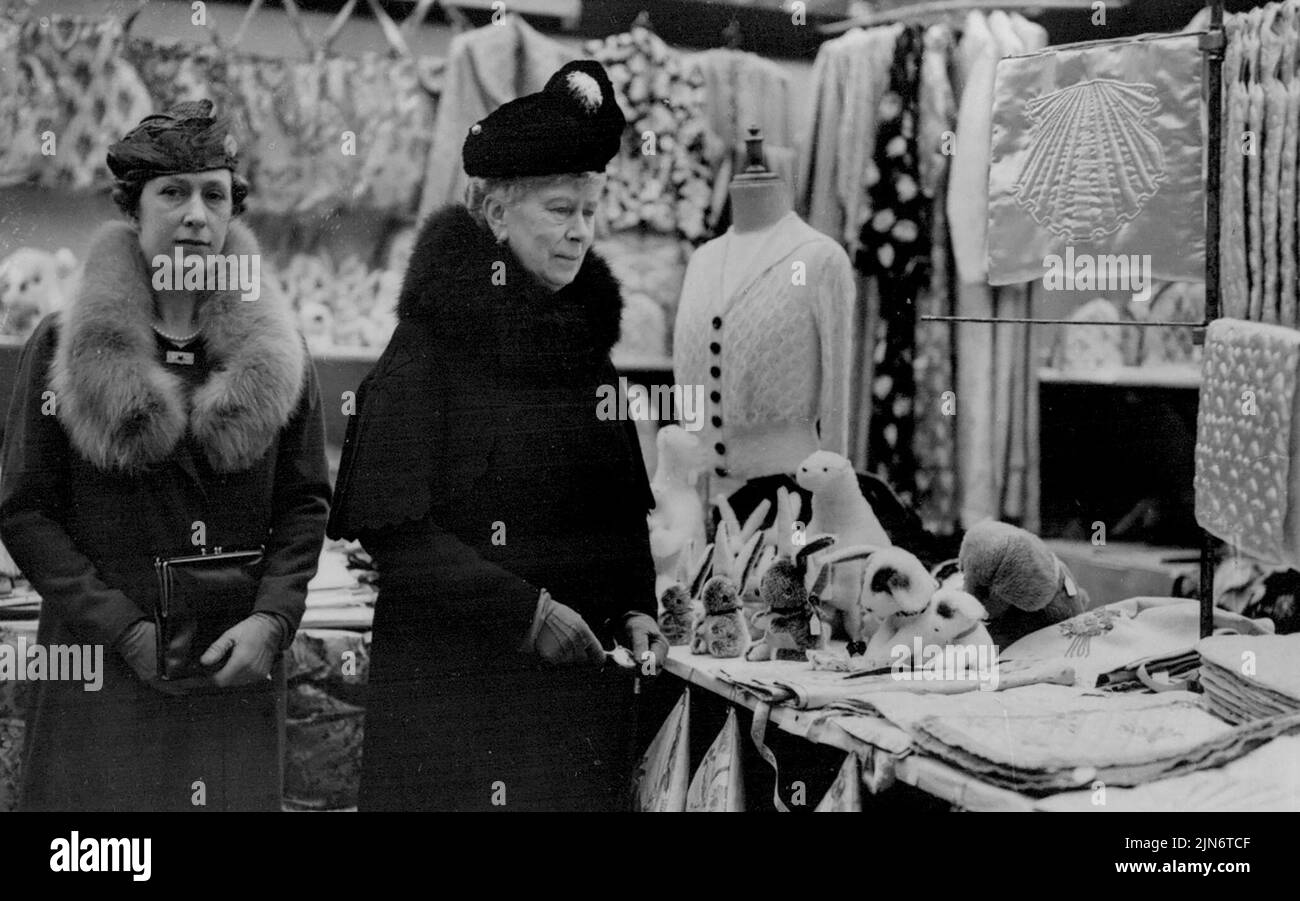 Queen Mary und Princess Royal besuchen die kriegsbehinderte Herrenausstellung - Queen Mary mit der Prinzessin Royal, die Spielzeug am Stand von St. Dunstan anschaut. Königin Mary besuchte heute Morgen in Begleitung der Prinzessin Royal die Ausstellung und den Verkauf von Waren, die von kriegsbehinderten Männern im kaiserlichen Institut Kensington hergestellt wurden, die am Freitag von der Herzogin von Kent eröffnet wird. 03. November 1937. (Foto von Keystone). Stockfoto