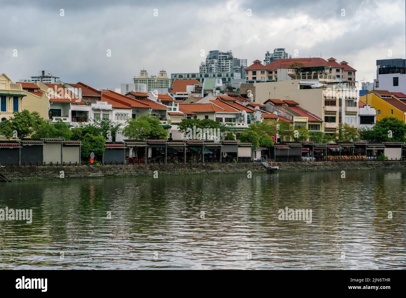 Shoppen Sie Häuser mit Restaurants und Pubs entlang des Boat Quay, Singapore River. Stockfoto