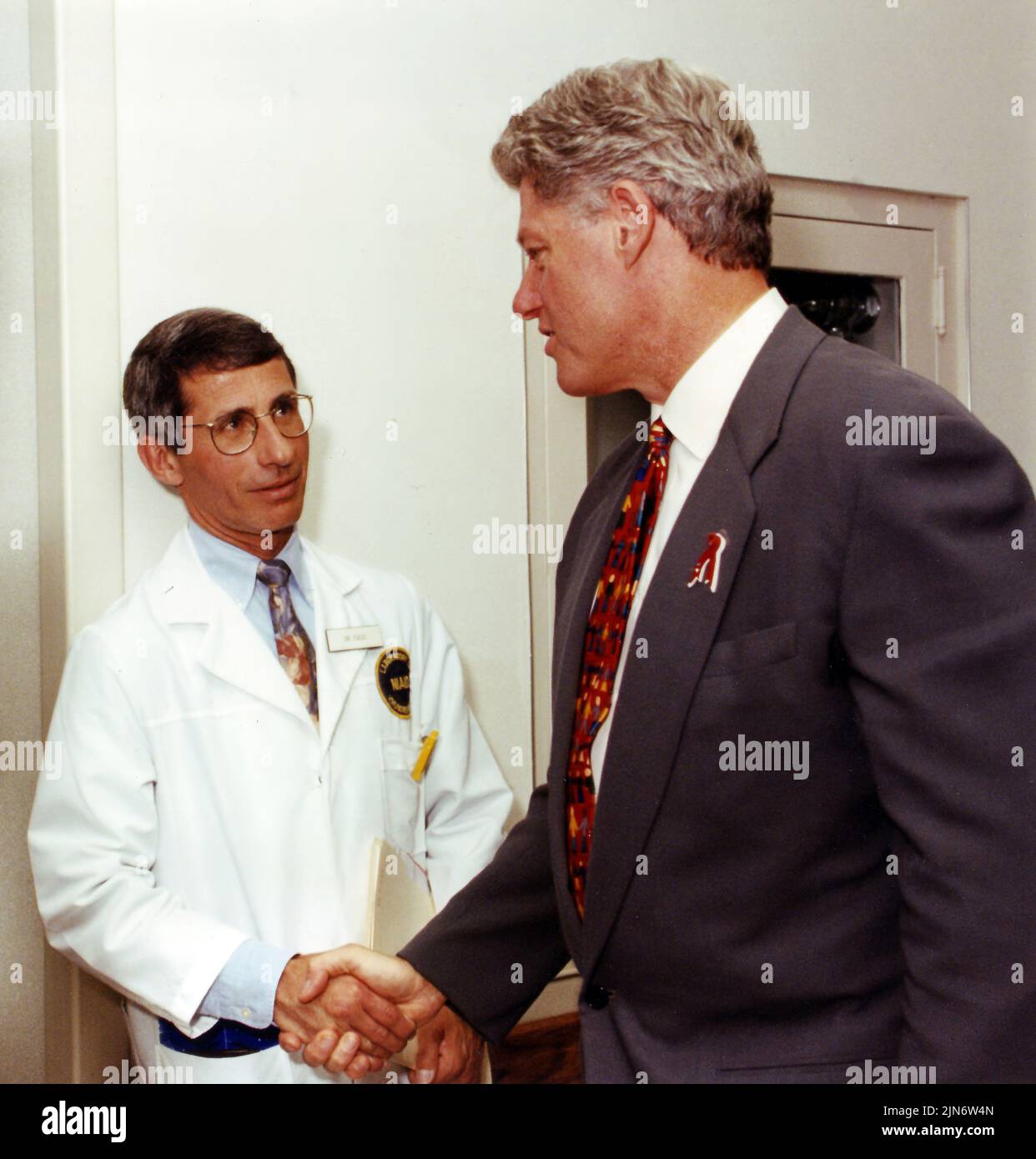 Anthony Fauci und Bill Clinton 1997 Dr. Anthony Fauci schüttelt sich die Hände mit Präsident Bill Clinton, 1997. Kredit: NIAID Stockfoto
