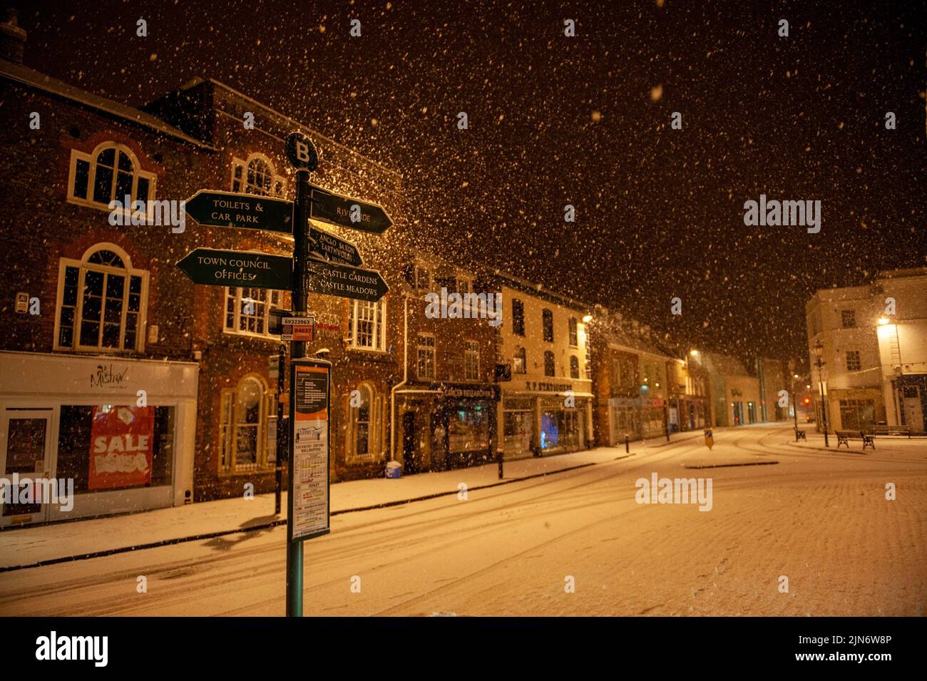 Schneegestöber füllen den Rahmen an einem Abend am 5.. Januar 2010 - der alte Laden Mistral in der Wallingford High Street ist im Hintergrund. Stockfoto