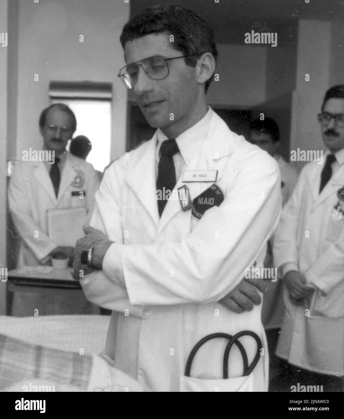 Anthony Fauci während der frühen Jahre der AIDS-Epidemie Dr. Anthony Fauci, der sich mit einem AIDS-Patienten beraten hat, 1987. Kredit: NIAID Stockfoto